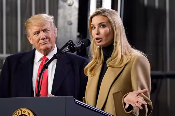 Tổng thống Trump về nhà nghỉ lễ, con gái cưng Ivanka Trump tranh thủ “trêu” bố cho vui ảnh 3