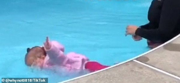 Cô giáo dạy bơi gây tranh cãi khi đẩy bé gái 1 tuổi ngã xuống bể, gọi đó là cách dạy tốt ảnh 2