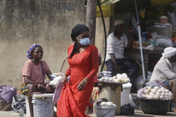 Người đi chợ ở Nigeria cũng phải đeo khẩu trang khi một chủng đột biến mới của SARS-CoV-2 xuất hiện ở nước này. Ảnh: AP/ Sunday Alamba. Đã có thêm 2 chủng mới của SARS-CoV-2 sau chủng ở Anh, mọi việc có “ngoài tầm kiểm soát“? ảnh 3