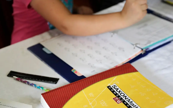 Thầy giáo dạy toán nhiệt tình nhất quả đất: Đến tận nhà học sinh, đứng ngoài cửa giảng bài ảnh 1