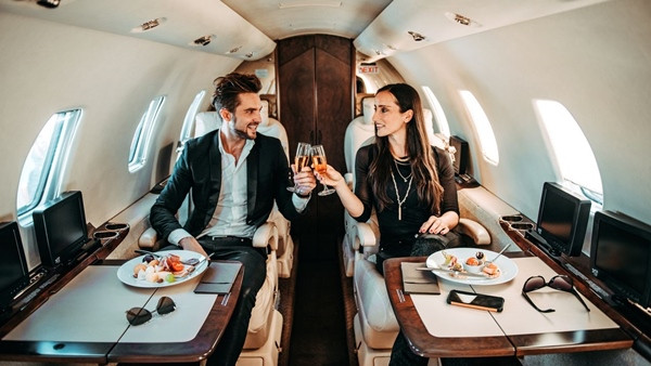 Ngồi máy bay riêng sang xịn, “team sang chảnh” bị bóc mẽ chụp ảnh sống ảo trong studio ảnh 1