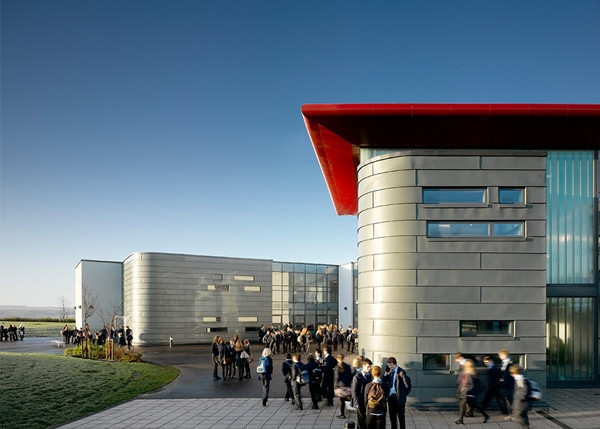 Học sinh nhuộm tóc cho tinh thần thoải mái, nhà trường bắt ra về hoặc phạt đứng hành lang ảnh 2