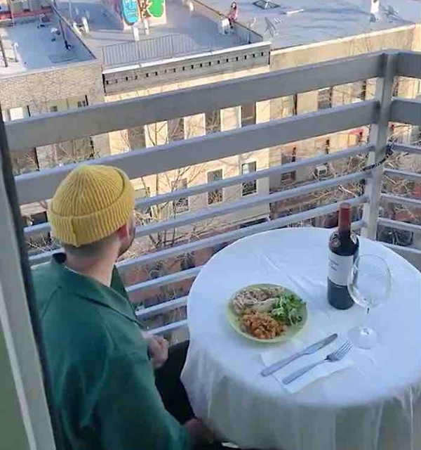 Tình yêu thời cách ly: Tỏ tình với cô hàng xóm bằng drone và quà cầu nhựa khổng lồ ảnh 5