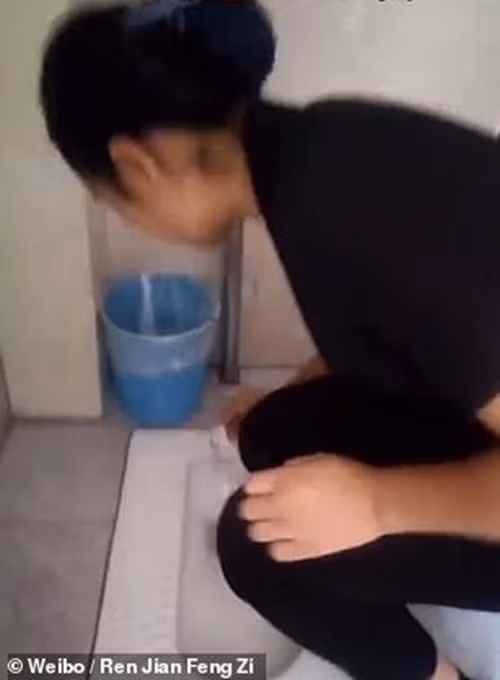 Để chứng minh là mình cọ rất sạch, cô nhân viên lau dọn uống nước từ toilet mình vừa cọ ảnh 2