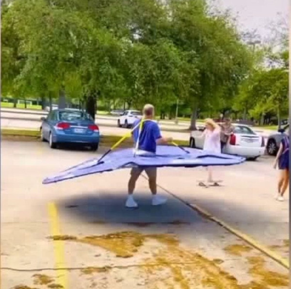 Cái vòng giãn cách xã hội được đeo thế này... Viral: Teen nổi tiếng trên Tik Tok vì cùng bố làm “vòng giãn cách xã hội” cực ngộ ảnh 2