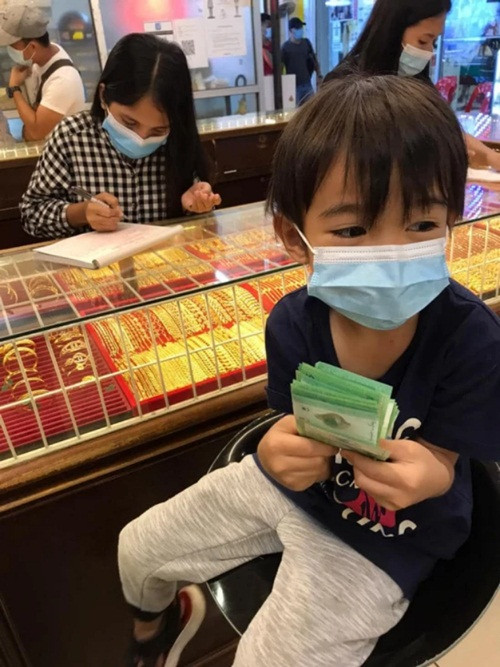 Đây mới là “con nhà người ta”: Cậu bé 6 tuổi dùng hết tiền sinh nhật để mua vàng tặng mẹ ảnh 3