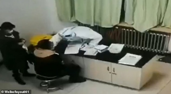 Khó chịu khi lấy mẫu xét nghiệm COVID-19, người nghi nhiễm đấm y tá, khiến ai cũng phẫn nộ ảnh 1