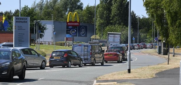 Khách hàng cắm trại suốt đêm chờ IKEA mở cửa trở lại, netizen nhận xét: “Nực cười” ảnh 3