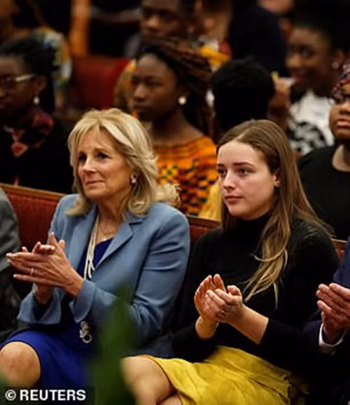 “Vũ khí bí mật” của ông Joe Biden trong kỳ bầu cử 2020: Cô sinh viên xinh đẹp này là ai? ảnh 1