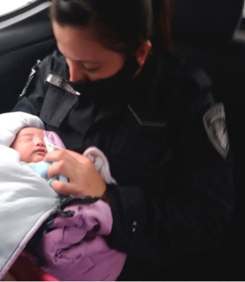 Xót xa em bé sơ sinh bị bỏ rơi với con dao rỉ găm trên lưng, nhưng em đã sống sót kỳ diệu ảnh 2