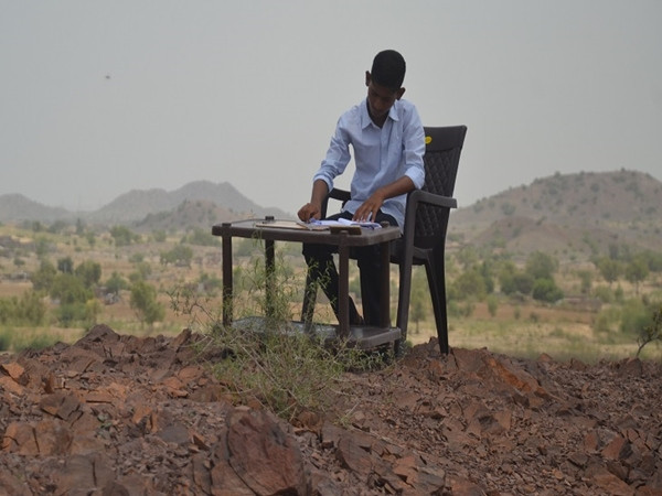 Học sinh nam mỗi ngày đều leo lên đỉnh núi để bắt được sóng Internet, vào mạng học bài ảnh 2