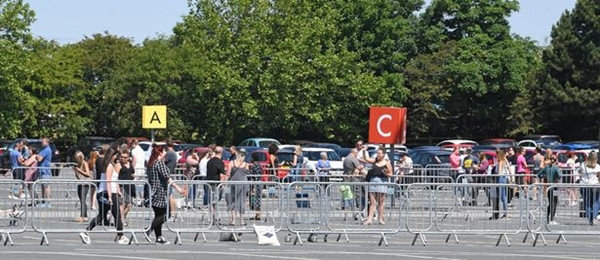 Khách hàng cắm trại suốt đêm chờ IKEA mở cửa trở lại, netizen nhận xét: “Nực cười” ảnh 4