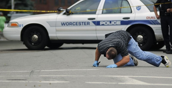 Cảnh sát Worcester đang điều tra tại hiện trường một vụ phạm tội. Ảnh: Christine Peterson/ AP. Cô bé 11 tuổi thoát khỏi kẻ bắt cóc bằng cách đá hắn thật mạnh, giằng tay chạy đi kêu cứu ảnh 3
