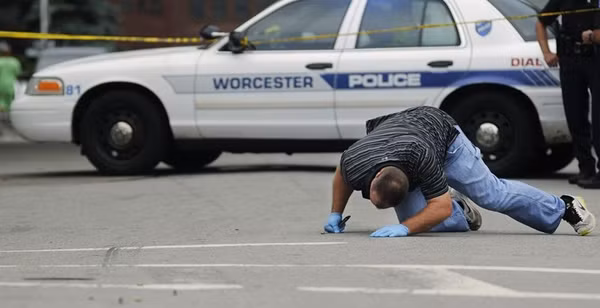 Cô bé 11 tuổi thoát khỏi kẻ bắt cóc bằng cách đá hắn thật mạnh, giằng tay chạy đi kêu cứu ảnh 3