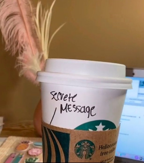 Nhân viên Starbucks gửi “lời nhắn bí mật” cho khách trên cốc đồ uống, và cái kết bất ngờ ảnh 1