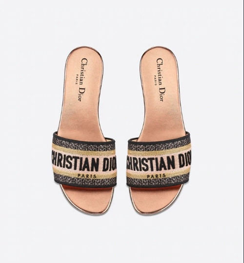 Các sao Hollywood đồng loạt đeo khẩu trang và khoe eo, dùng nhiều món đồ bạn cũng mua được ảnh 8