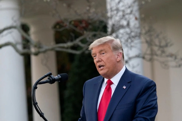 Tổng thống Donald Trump vừa phát biểu, nhiều người lại chỉ chú ý đến màu tóc của ông ảnh 2