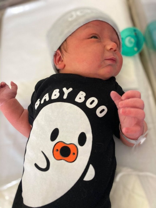 Em bé ngầu nhất năm: Tự chào đời khi mẹ đang ngủ say, đến mẹ cũng không hay biết gì ảnh 2