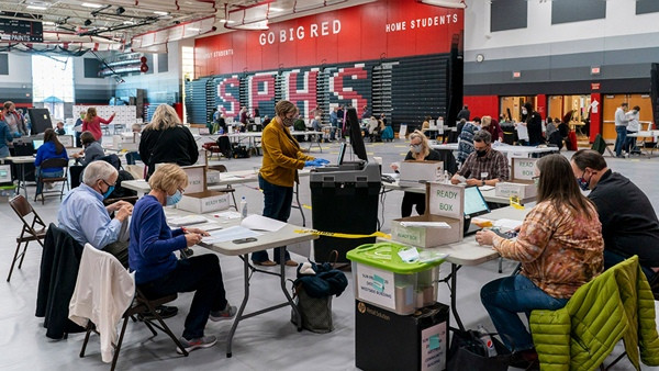 Các nhân viên đếm phiếu ở Sun Prairie, Wisconsin. Ảnh: Andy Manis/ Getty Images. Đi quan sát đếm lại phiếu bầu Tổng thống Mỹ, một số người phải đeo băng tay “khiếm nhã“ ảnh 3