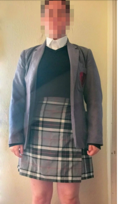 Cao hơn 1,7m nên mặc váy đồng phục cỡ to nhất vẫn ngắn trên đầu gối, 2 học sinh nữ bị phạt ảnh 1