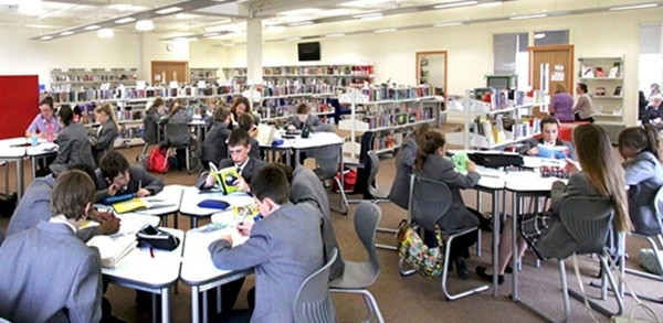 Cao hơn 1,7m nên mặc váy đồng phục cỡ to nhất vẫn ngắn trên đầu gối, 2 học sinh nữ bị phạt ảnh 3