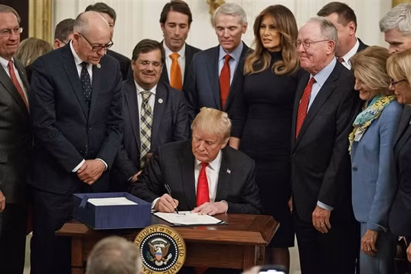 Tổng thống Trump gặp chuyện oái oăm: Họp báo ở Nhà Trắng mà ai cũng chỉ chú ý đến cái bàn ảnh 5