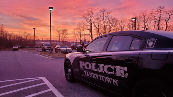 Cảnh sát yêu cầu người dân nhớ… mặc quần khi ra đường lấy hàng, dù đang cách ly đi nữa ảnh 3