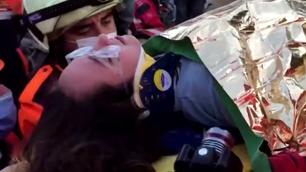 Nữ sinh 14 tuổi sống sót kỳ diệu, sau 58 giờ nằm dưới đống đổ nát do động đất 7 độ Richter ảnh 3