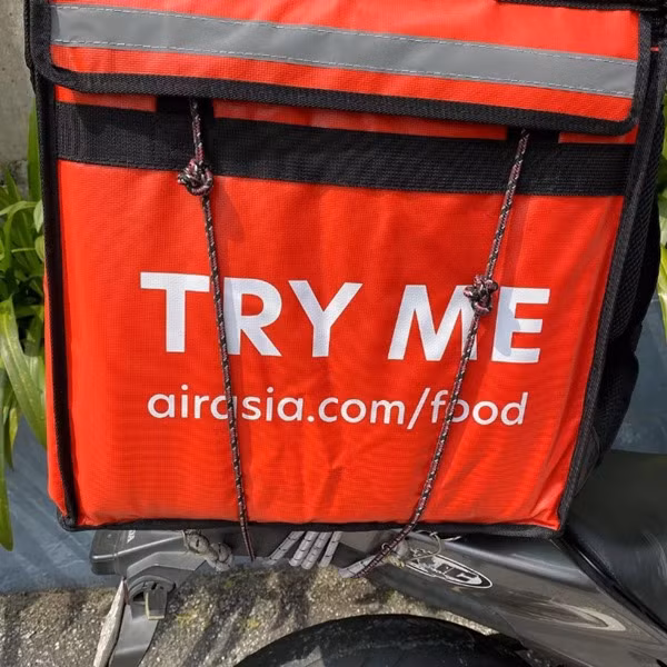 CEO của AirAsia tập đi xe máy: Khi tỷ phú “làm thêm” công việc ship thức ăn tận nhà ảnh 2