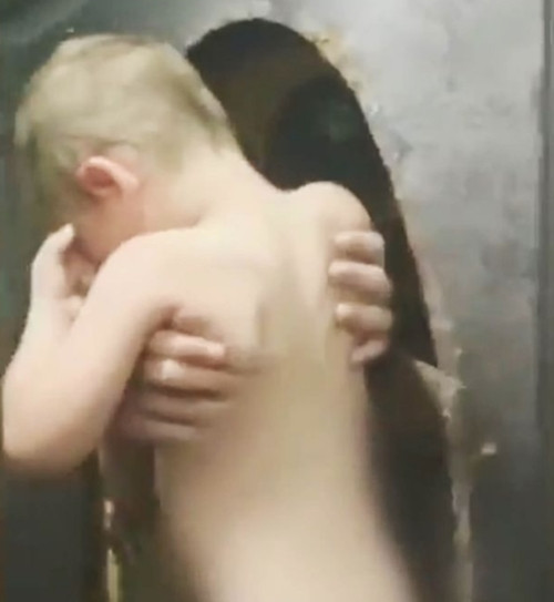 Mẹ đi chơi với bạn, cậu bé 3 tuổi bị bỏ mặc trong nhà suốt 3 ngày, phải ăn cả túi nylon ảnh 2