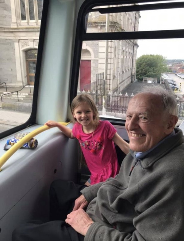 Cô bé 8 tuổi nghĩ ra cách để vẫn chơi được với bạn ở ngoài trời trong khi tự cách ly ảnh 1