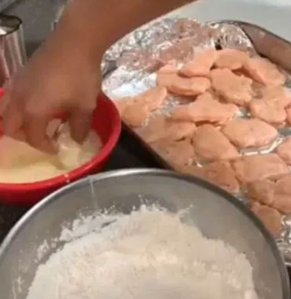 Công thức món ăn triệu like trên TikTok: Gà chiên McNuggets giống hệt của McDonald’s ảnh 4