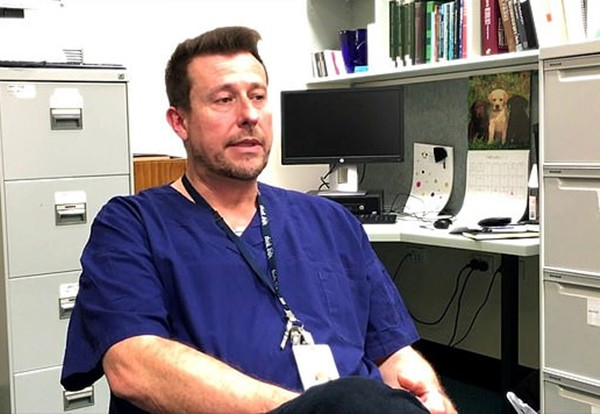 Cậu bé 5 tuổi bị mẹ và bạn trai đánh nguy kịch, bác sĩ thương đến mức vừa khám vừa khóc ảnh 3