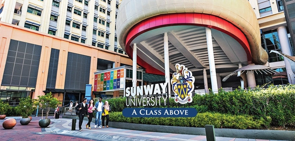 Trường đại học đặt hình thần tượng trong lớp để sinh viên đỡ buồn khi ngồi cách xa nhau ảnh 4