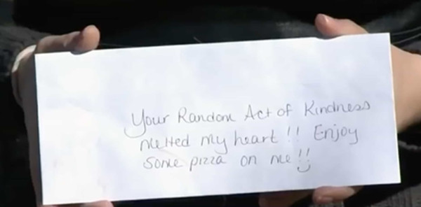 Tờ giấy ở cửa sổ bệnh viện với dòng chữ khiến người đọc được vô cùng xúc động ảnh 4