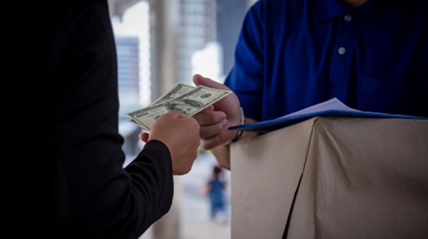 Những món đồ đắt tiền và sự trung thực của người ship hàng ảnh 1