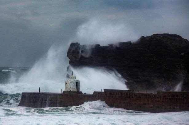 Bão lớn dường như đang ở khắp nơi: “Mây xoắn thừng” ở Úc, cảnh báo cực nguy hiểm ở Anh ảnh 7