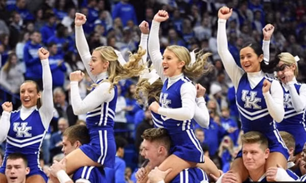 Đội cổ vũ bị đề nghị không mặc đồ lót khi biểu diễn, nhà trường đuổi vội huấn luyện viên ảnh 2