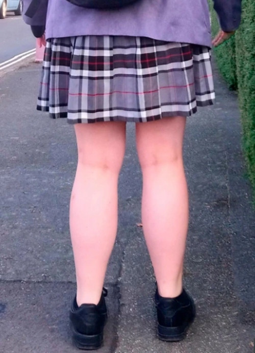 Cao hơn 1,7m nên mặc váy đồng phục cỡ to nhất vẫn ngắn trên đầu gối, 2 học sinh nữ bị phạt ảnh 2