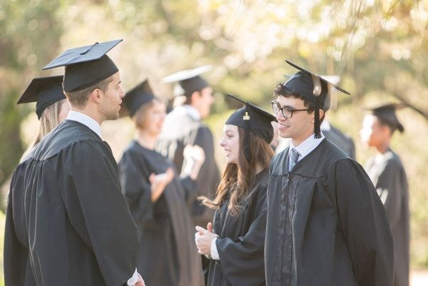 Cô hiệu trưởng tổ chức lễ tốt nghiệp cực đỉnh cho học sinh lớp 12, không phải online nhé! ảnh 1