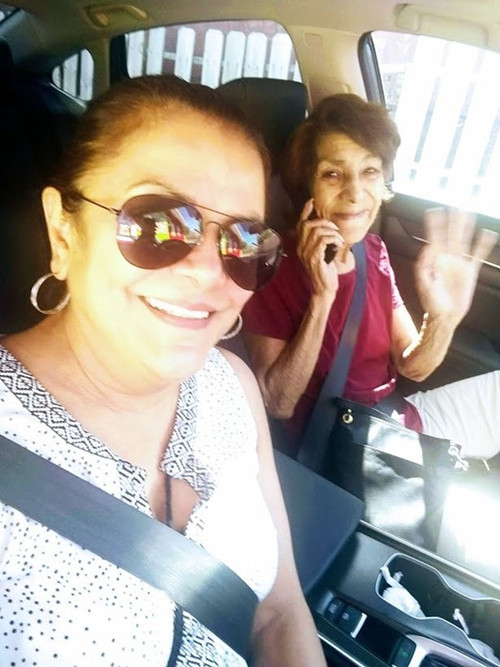 Đang chăm sóc mẹ bị bệnh, con gái nhìn thấy người cha đã qua đời “ghé về thăm nhà” ảnh 1