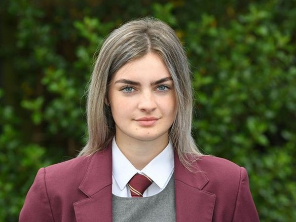 Chỉ vì có lông mày rậm tự nhiên, nữ sinh bị nhà trường buộc ra về trong ngày đầu năm học ảnh 1