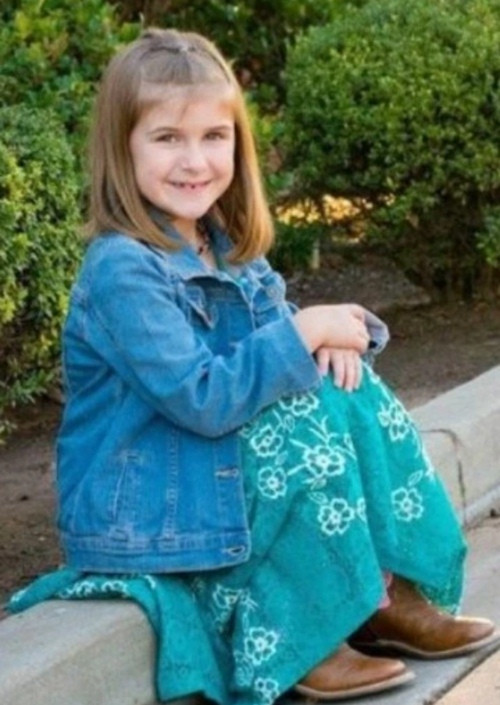 Cô bé 8 tuổi bị phạt nhảy liên tục trên bạt lò xo, không được ăn uống đến tận lúc ngã gục ảnh 2