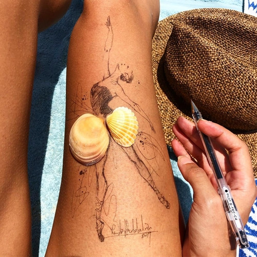 Họa sĩ chỉ vẽ lên chân mình mà tạo ra những bức tranh đẹp thế này ảnh 10