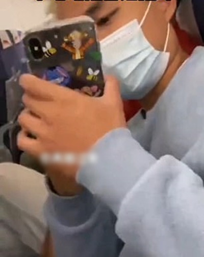 Bị người ngồi cạnh nhắc vì chân hôi, hành khách trên máy bay dí chân vào mũi người nhắc ảnh 2