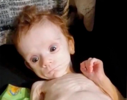 Bé gái sơ sinh bị mẹ bỏ đói trong tủ, sống sót kỳ diệu vì anh trai lén lấy đồ thừa cho ăn ảnh 1