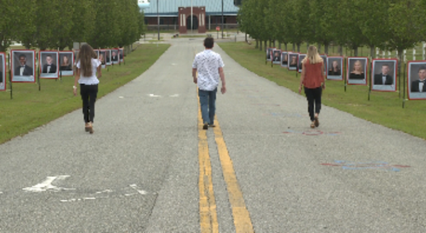 Cô hiệu trưởng tổ chức lễ tốt nghiệp cực đỉnh cho học sinh lớp 12, không phải online nhé! ảnh 2