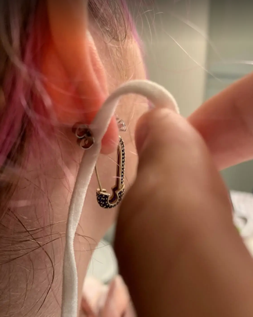 Tai nạn kinh dị của TikToker 16 tuổi: Bị thợ xỏ khuyên bấm luôn quai khẩu trang vào tai ảnh 3