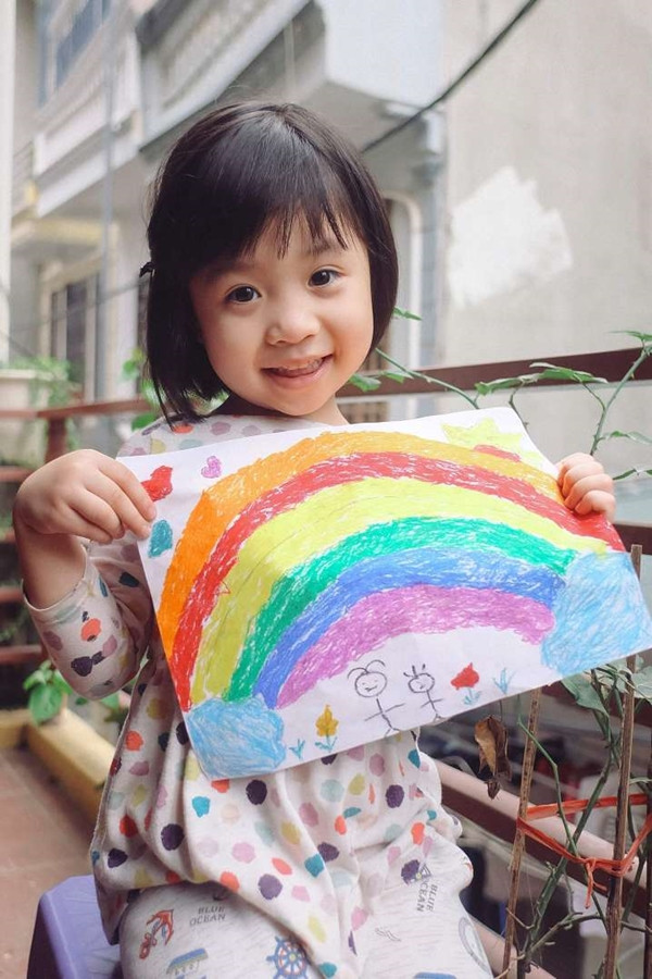 Tại sao trẻ em toàn thế giới lại vẽ tranh cầu vồng và dán lên cửa kính? ảnh 7