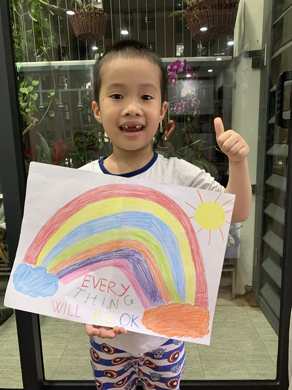 Tại sao trẻ em toàn thế giới lại vẽ tranh cầu vồng và dán lên cửa kính? ảnh 4